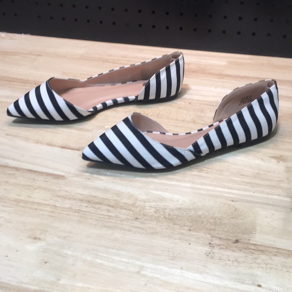 New WB Woman’s Journee Collection Black and White Striped Women's Flats - Picture 4 of 6